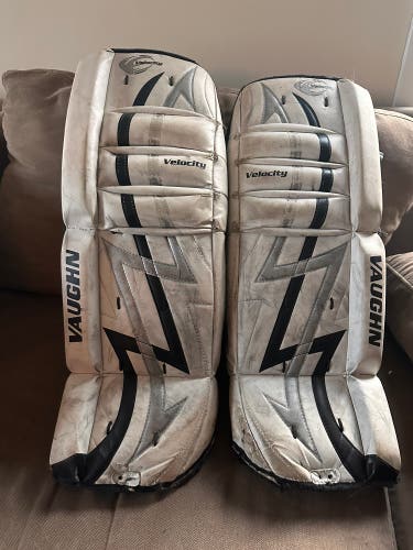 26" Vaughn Velocity 7100 Goalie Leg Pads (Used)
