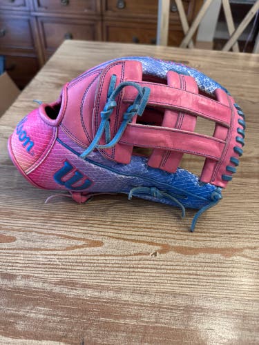 Wilson A2000 RH Outfield Baseball Glove 12.75" (Used)