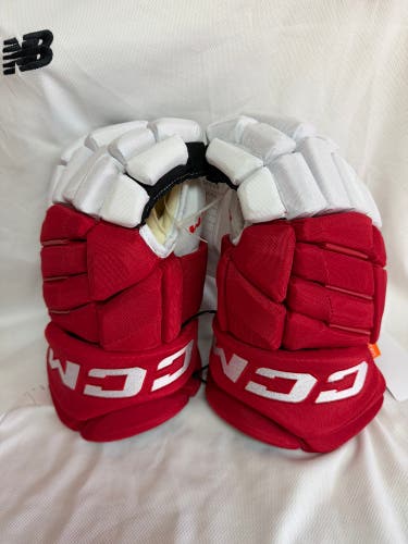 Detroit Red Wings Stadium Gloves Pro Stock (New)