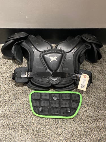 Used Youth Medium Xenith Flyte Shoulder Pads | Schutt Backplate Included