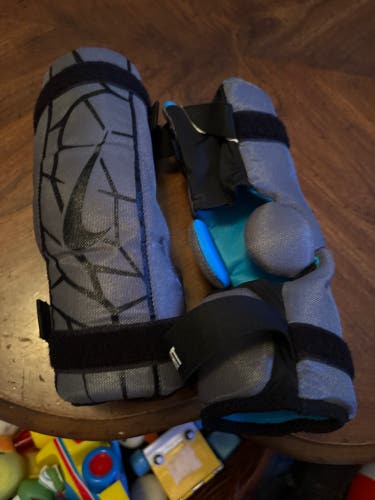 Large Youth Nike Arm Pads (New)