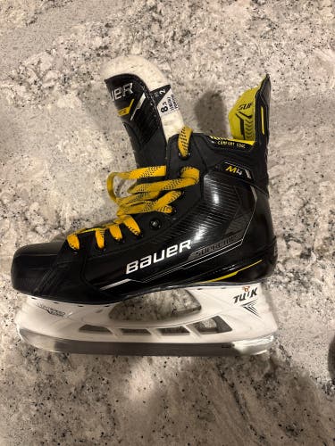 Black/Yellow 2022 Bauer Supreme M4 Hockey Skates Regular Width 8.5 (Used)