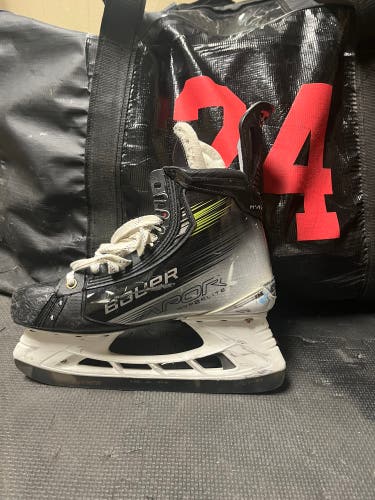 2023 Bauer Vapor Hyperlite 2 Hockey Skates Regular Width Pro Stock 9 (Used)