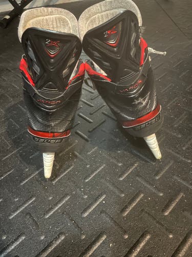 Senior size 9 Bauer Vapor 2X ice Hockey Skates, Regular Width (9D)