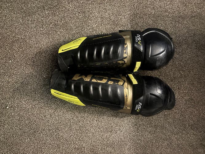 Senior CCM Tacks AS-V Pro 15" Shin Pads (Used)