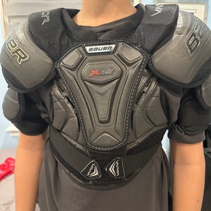 Men's Large Junior Bauer Vapor X900 Lite Shoulder Pads (Used)