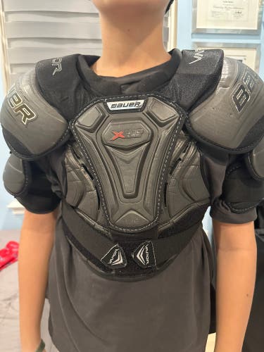 Men's Large Junior Bauer Vapor X900 Lite Shoulder Pads (Used)