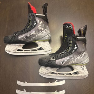 2021 Bauer Vapor Hyperlite Hockey Skates Size 4.5 (Used)