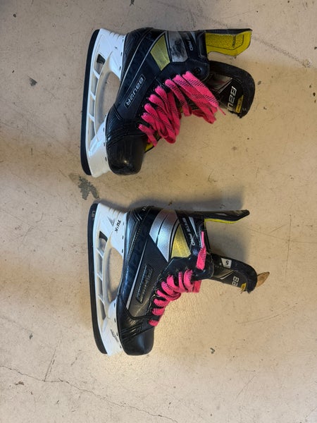 2022 Bauer Supreme Ignite Pro Hockey Skates Regular Width Size 5 (Used)