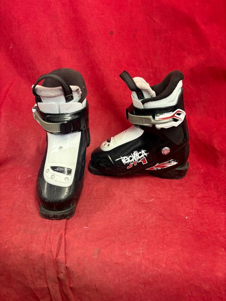 Ski Boots: Tecnica JT1 junior ski boots. Size: 18-19.5mm