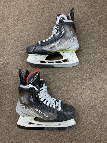 2021 Bauer Vapor Hyperlite Hockey Skates Size 5 (Used)