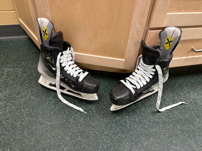 2023 Bauer Vapor Hyperlite 2 Hockey Skates 10 (Used)