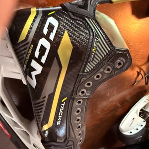 CCM AS-V Pro Right Hockey Skate Wide Width 9 (New)