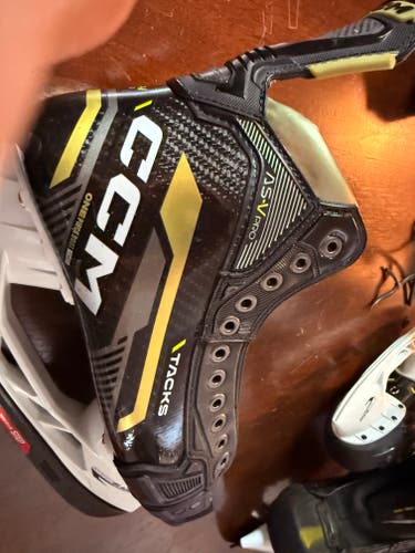 CCM AS-V Pro Right Hockey Skate Wide Width 9 (New)