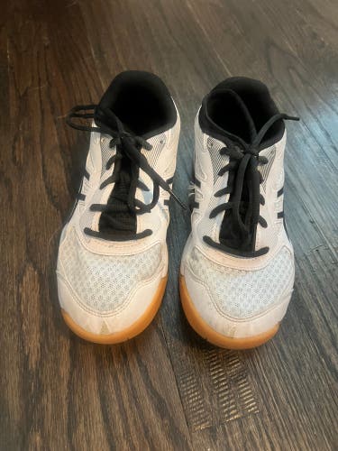 Volleyball ASICS White  4Y (Big Kids / Youth)  Used — Tread on bottom is like new