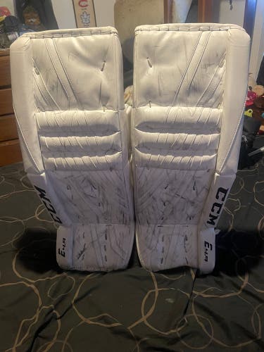 32" CCM Extreme Flex 4.9 Goalie Leg Pads (Used)