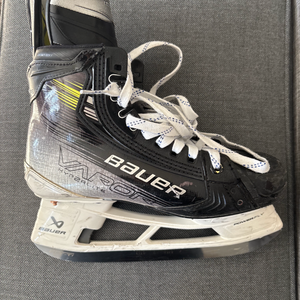 Bauer Vapor Hyperlite 2 Hockey Skates Regular Width Pro Stock 6.5 (Used)