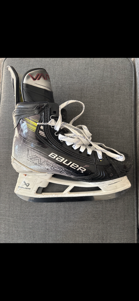 Bauer Vapor Hyperlite 2 Hockey Skates Regular Width Pro Stock 6.5 (Used)