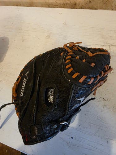Youth Mizuno Catcher's Prospect Series PowerClose Baseball Glove 32.5" (Used)