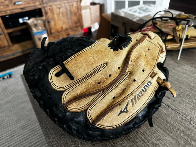 Mizuno GXC RH Catcher's Baseball Glove 32.5" (Used)