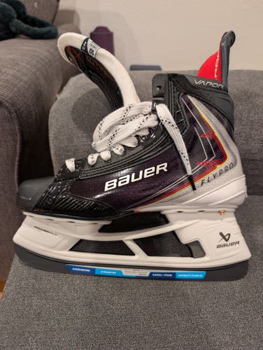 Bauer Vapor Flypro Hockey Skates 10 (New)