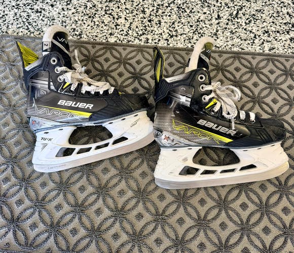 Black/Yellow 2023 Bauer Vapor X4 Hockey Skates Extra Wide Width Size 2 (Used)