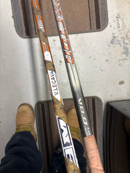 Senior CCM Vector 08 Right Handed Hockey Stick Mid Pattern 85 Flex (Used)