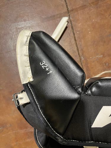 32" CCM Extreme Flex 400 Goalie Leg Pads (Used)