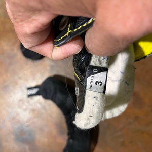 Black Bauer Supreme Hockey Skates Size 3 (Used)