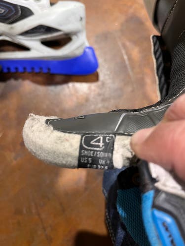 Bauer Reactor 9000 Hockey Goalie Skates Size 5 (Used)