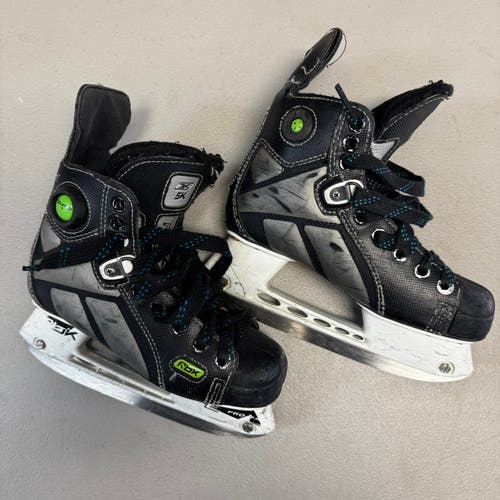 Reebok 5K Pump Hockey Skates Size 2 (Used)