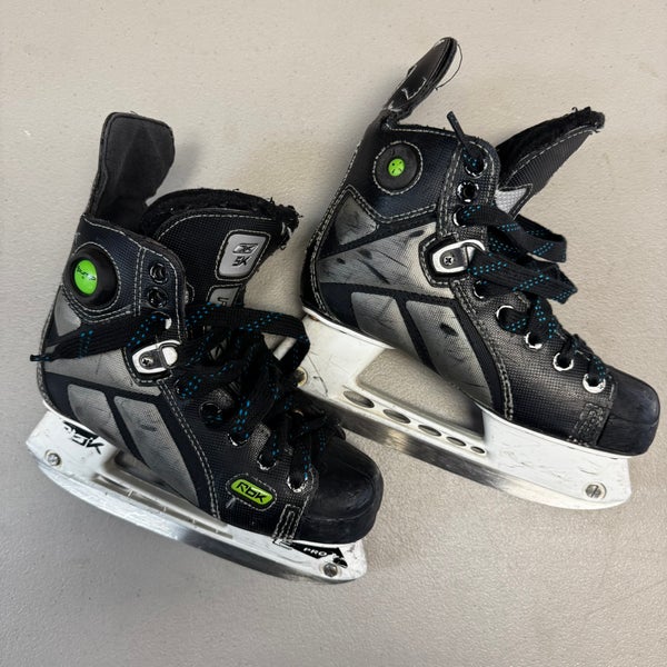 Reebok 5K Pump Hockey Skates Size 2 (Used)