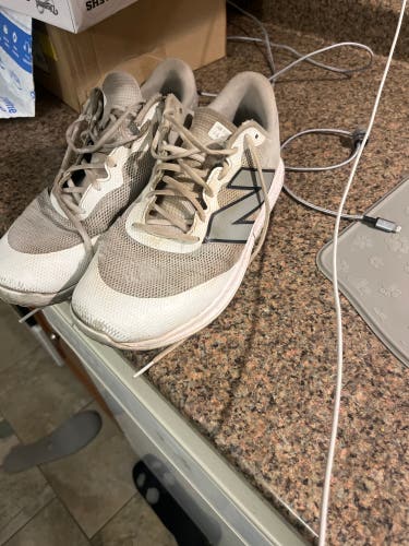 Gray Men's Size M 11.0 (W 12.5) Adult New Balance 4040 Fuel Cell Low Top Turf Cleats (Used)