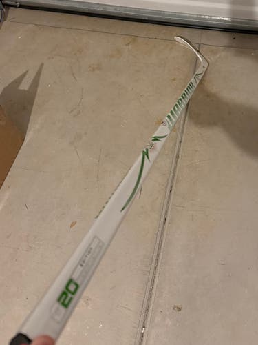Warrior Alpha Deluxe Right Handed Hockey Stick W28 70 Flex Senior