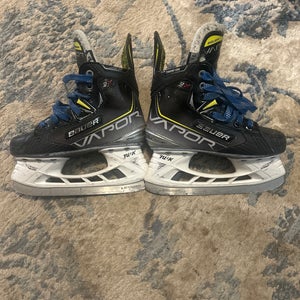 2021 Bauer Vapor 3X Hockey Skates Regular Width Size 1.5 (Used)