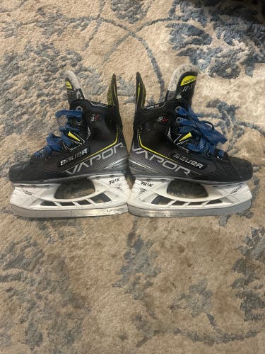 2021 Bauer Vapor 3X Hockey Skates Regular Width Size 1.5 (Used)