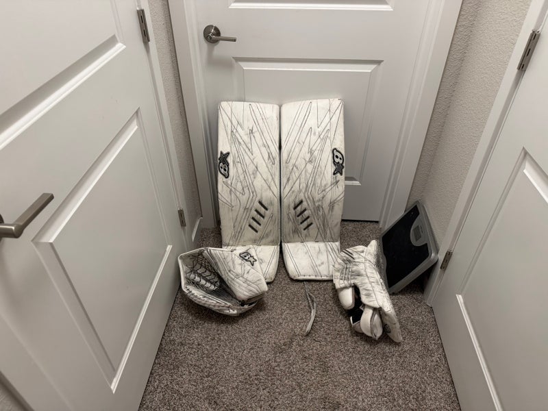 32" Brian's Optik 2/Gnetik 5 Gloves Full Right Goalie Full Set (Used)