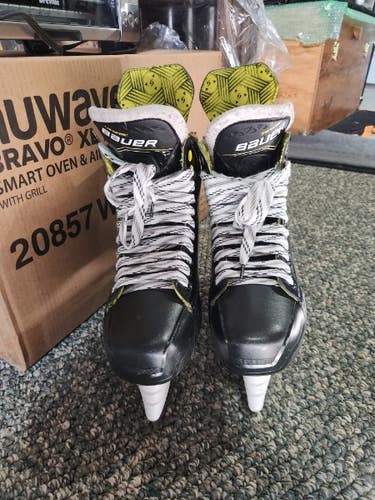 Bauer Supreme M30 Hockey Skates - 11 EE/Extra Wide - Very Gently Used