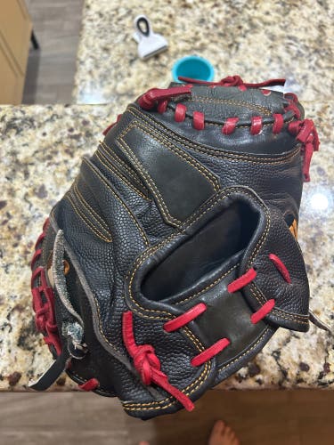 Wilson A2000 RH Catcher's Glove 33.5" (Used)