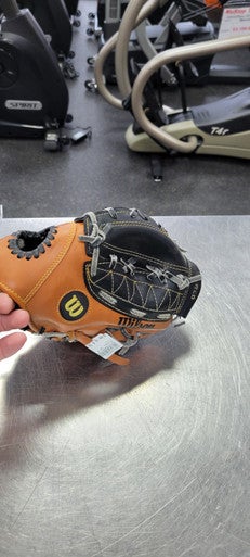 Used Wilson 10.5 BB/SB Glove RH Throw None 10 1/2" 11497-C000155627