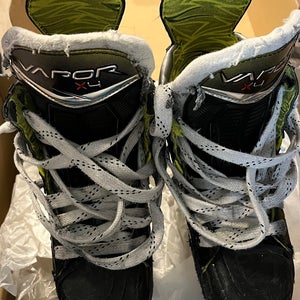 2023 Bauer Vapor X4 Hockey Skates Regular Width Size 1 (Used)