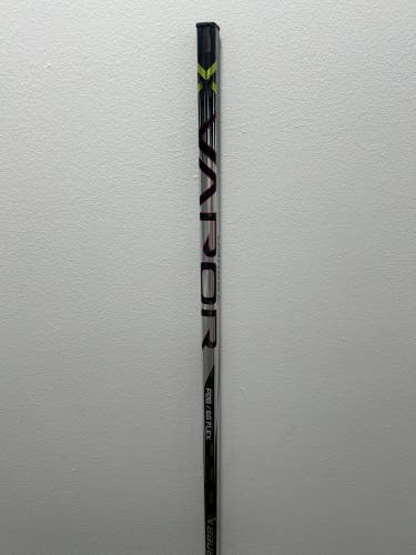 Intermediate Bauer Vapor Hyperlite 2 Right Handed Hockey Stick P28 65 Flex (Barely Used)