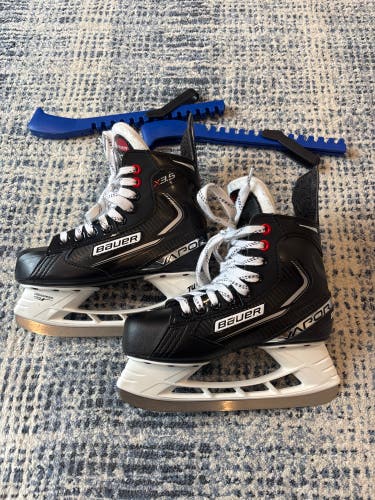 Black 2021 Bauer Vapor X3.5 Hockey Skates Size 3.5 (Used)