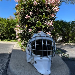 Senior Medium Bauer 950 Goalie Mask (Used)