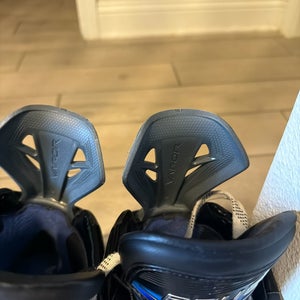 Black 2025 Bauer Vapor Flylite Hockey Skates 7 (Used)