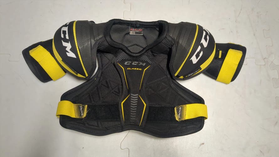 Medium Junior CCM Tacks Classic Shoulder Pads (Used)