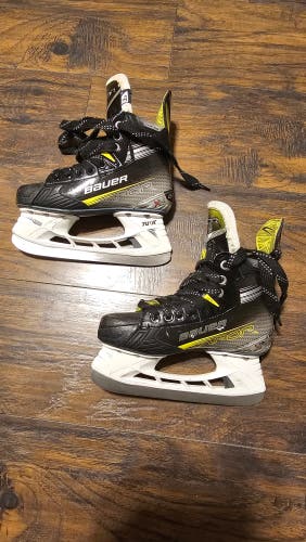 Bauer Vapor X4 Hockey Skates Regular Width Size 2.5 (Used)
