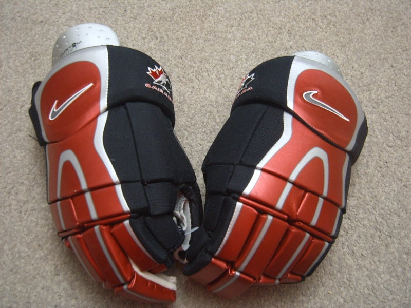 Rare Vintage Nike Quest Team Canada Senior Hockey Gloves size 14.5”