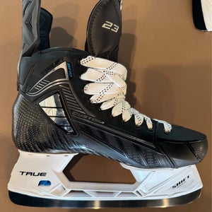 True SVH Pro Hockey Skates Regular Width 9.5 (New)