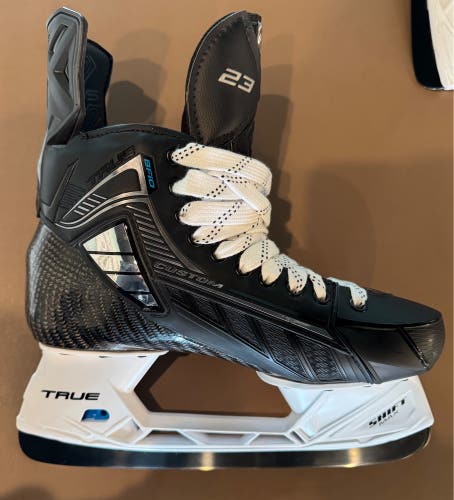 True SVH Pro Hockey Skates Regular Width 9.5 (New)